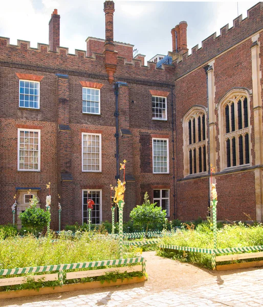 Londen Juli 2023 Binnenplaats Van Hampton Court Met Heraldische Elementen — Stockfoto