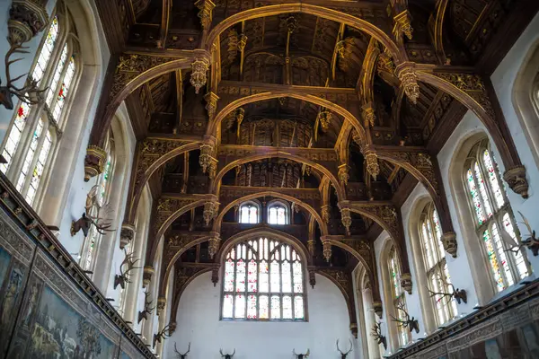 ロンドン イギリス 2012年7月29日 ハンプトン裁判所の偉大なホールの内装 17世紀までのドライバーズタイムからの王の居住 ウェストロンドン — ストック写真