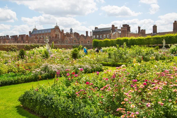 英国伦敦 2019年7月29日 英国花园景观和17世纪汉普顿宫廷东线位于西伦敦 — 图库照片