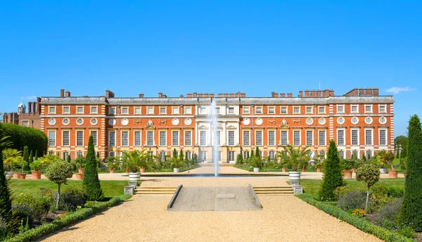 ロンドン イギリス 2023年7月29日 イギリスの庭園の景色と17世紀のハンプトン裁判所の東フロントが西ロンドンを発見 — ストック写真