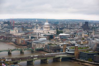 Gün batımında St Pauls Katedrali, Londra Şehri iş ve gökdelenli bankacılık bölgesini de kapsar. Londra, İngiltere