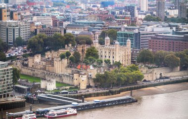 Londra Kulesi, kale ve kale ve gün batımında Thames Nehri, Londra Şehri ve gökdelenleri olan bankacılık bölgesini kapsar. Londra, İngiltere