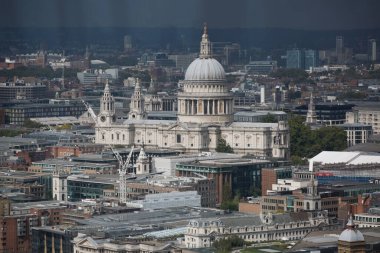 Gün batımında St Pauls Katedrali, Londra Şehri iş ve gökdelenli bankacılık bölgesini de kapsar. Londra, İngiltere