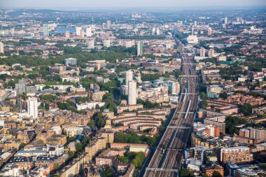 Günbatımında Londra ve Thames nehri arasında Londra şehri ve gökdelenleri olan bankacılık bölgesi yer almaktadır.