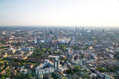 Günbatımında Londra ve Thames nehri arasında Londra şehri ve gökdelenleri olan bankacılık bölgesi yer almaktadır.