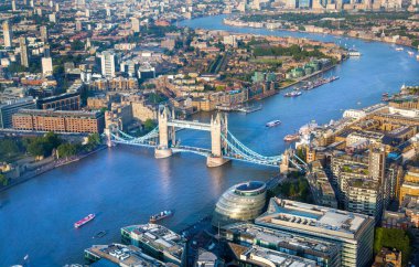 Gün batımında Tower Bridge ve River Thames, London City iş ve gökdelenleri olan bankacılık bölgesini içerir. Londra, İngiltere