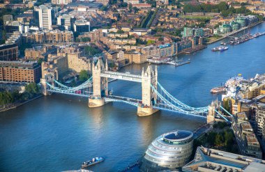 Gün batımında Tower Bridge ve River Thames, London City iş ve gökdelenleri olan bankacılık bölgesini içerir. Londra, İngiltere