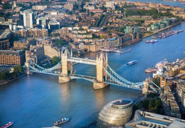 Gün batımında Tower Bridge ve River Thames, London City iş ve gökdelenleri olan bankacılık bölgesini içerir. Londra, İngiltere