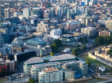 Günbatımında Londra ve Thames nehri arasında Londra şehri ve gökdelenleri olan bankacılık bölgesi yer almaktadır.