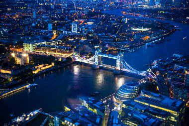 Geceleri Londra ve Thames Nehri ve Tower Köprüsü. İngiltere