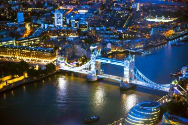 Geceleri Londra ve Thames Nehri ve Tower Köprüsü. İngiltere