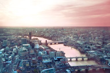 Günbatımında Londra ve Thames nehri, St. Pauls katedrali, Londra Köprüsü ve şehrin batı bölümünü kapsar.