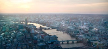 Günbatımında Londra ve Thames nehri, St. Pauls katedrali, Londra Köprüsü ve şehrin batı bölümünü kapsar.