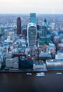 Londra şehri iş ve bankacılık bölgesi gün batımında. Londra Köprüsü ve Thames Nehri manzaralı. Londra, İngiltere