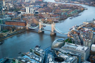 Londra şehri iş ve bankacılık bölgesi gün batımında. Tower Bridge ve Thames nehri manzaralı. Londra, İngiltere