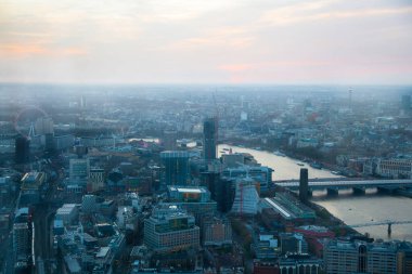Londra şehri iş ve bankacılık bölgesi gün batımında. Londra Köprüsü ve Thames Nehri manzaralı. Londra, İngiltere
