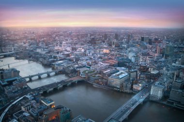 Londra şehri iş ve bankacılık bölgesi gün batımında. Londra Köprüsü ve Thames Nehri manzaralı. Londra, İngiltere