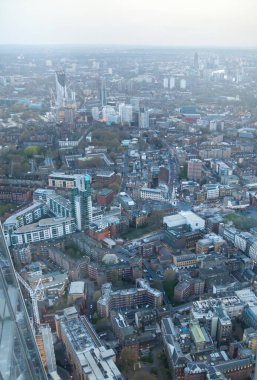 Londra şehri iş ve bankacılık bölgesi gün batımında. Londra Köprüsü ve Thames Nehri manzaralı. Londra, İngiltere