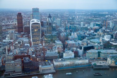 Londra şehri iş ve bankacılık bölgesi gün batımında. Londra Köprüsü ve Thames Nehri manzaralı. Londra, İngiltere