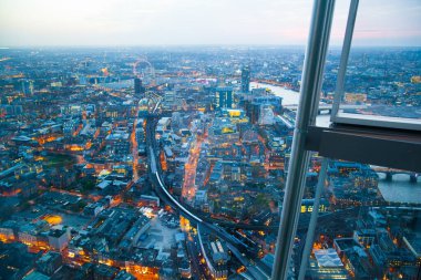 Londra şehri iş ve bankacılık bölgesi gün batımında. Londra Köprüsü ve Thames Nehri manzaralı. Londra, İngiltere