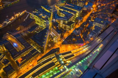Londra şehri iş ve bankacılık bölgesi geceleri güzel gökdelenler ve caddelerle aydınlanıyor. Londra Köprüsü ve Thames Nehri manzaralı. Londra, İngiltere