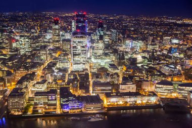 Londra şehri iş ve bankacılık bölgesi geceleri güzel gökdelenler ve caddelerle aydınlanıyor. Londra Köprüsü ve Thames Nehri manzaralı. Londra, İngiltere