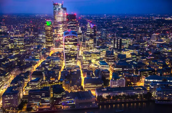 日没のロンドンとテムズ川 ビュー ロンドン市のビジネスと高層ビルを持つ銀行地区を含む — ストック写真