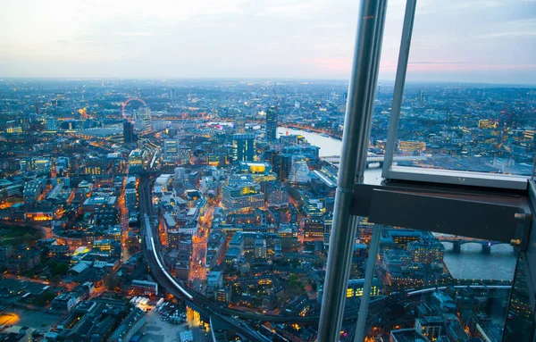 Londra şehri iş ve bankacılık alanı gün batımında gökdelenler ve sokaklar ışıl ışıl parlıyor. Londra Köprüsü ve Thames Nehri manzaralı. Londra, İngiltere