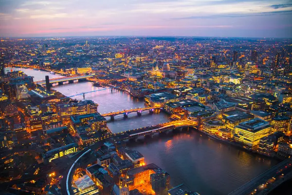 Londyński Biznes Bankowość Zachodzie Słońca Pięknymi Oświetlonymi Drapaczami Chmur Ulicami — Zdjęcie stockowe