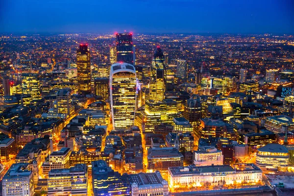 Ciudad Londres Negocio Zona Bancaria Por Noche Con Hermosos Rascacielos —  Fotos de Stock