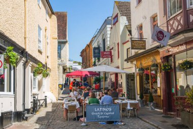 Windsor, İngiltere - 5 Mayıs 2023: Windsor ana caddesi bayraklı ve yürüyen insanlar 