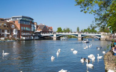 Windsor, İngiltere - 5 Mayıs 2023: Windsor şehir gölü, su kenarı restoranları ve tekneler 