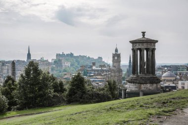 Edinburg, İngiltere - 23 Ağustos 2022: Calton Hill 'den Edinburg manzarası. Manzara Edinburg Kalesi, Balmoral Otel Kulesi, Dugald Stewart Anıtı