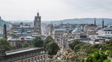 Edinburg, İngiltere - 23 Ağustos 2022: Calton Hill 'den Edinburg manzarası. Manzara Edinburg Kalesi, Balmoral Otel Kulesi, Dugald Stewart Anıtı
