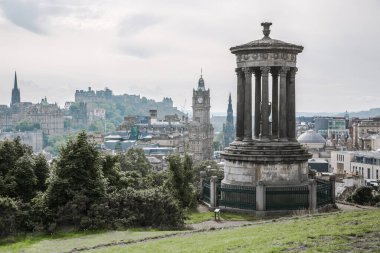 Edinburg, İngiltere - 23 Ağustos 2022: Calton Hill 'den Edinburg manzarası. Manzara Edinburg Kalesi, Balmoral Otel Kulesi, Dugald Stewart Anıtı