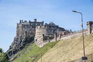 İskoçya, Edinburg - 24 Ağustos 2022: Victoria pazarından Castle view