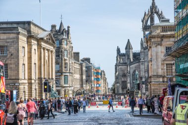 Edinburg, İngiltere - 23 Ağustos 2022: Royal Mile sokak manzaralı turistler. Edinburg 'un kalbinden geçip Edinburgh Kalesi' ni Queen 'in sarayına bağlayan