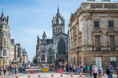 Edinburg, İngiltere - 23 Ağustos 2022: Royal Mile sokak manzaralı turistler. Edinburg 'un kalbinden geçip Edinburgh Kalesi' ni Queen 'in sarayına bağlayan