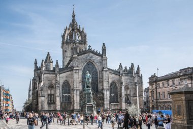 Edinburg, İngiltere - 23 Ağustos 2022: Royal Mile sokak manzaralı turistler. Edinburg 'un kalbinden geçip Edinburgh Kalesi' ni Queen 'in sarayına bağlayan