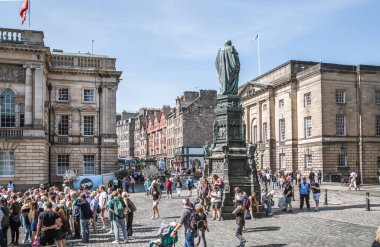 Edinburg, İngiltere - 23 Ağustos 2022: Royal Mile sokak manzaralı turistler. Edinburg 'un kalbinden geçip Edinburgh Kalesi' ni Queen 'in sarayına bağlayan