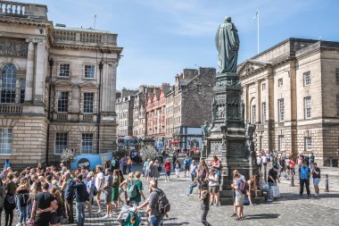 Edinburg, İngiltere - 23 Ağustos 2022: Royal Mile sokak manzaralı turistler. Edinburg 'un kalbinden geçip Edinburgh Kalesi' ni Queen 'in sarayına bağlayan