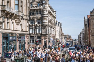 Edinburg, İngiltere - 23 Ağustos 2022: Royal Mile sokak manzaralı turistler. Edinburg 'un kalbinden geçip Edinburgh Kalesi' ni Queen 'in sarayına bağlayan