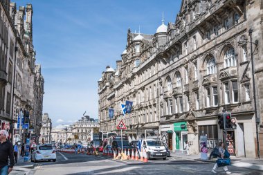 Edinburg, İngiltere - 23 Ağustos 2022: Royal Mile sokak manzaralı turistler. Edinburg 'un kalbinden geçip Edinburgh Kalesi' ni Queen 'in sarayına bağlayan