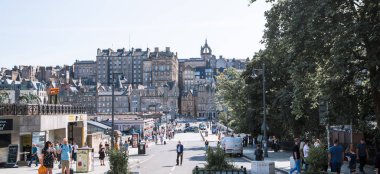 İskoçya, Edinburgh, İngiltere - 25 Ağustos 2022: Günbatımında Prenses Caddesi 'nden Edinburgh şehir merkezi manzarası