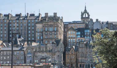 İskoçya, Edinburgh, İngiltere - 25 Ağustos 2022: Günbatımında Prenses Caddesi 'nden Edinburgh şehir merkezi manzarası