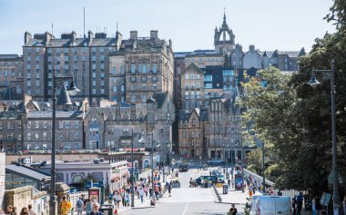 İskoçya, Edinburgh, İngiltere - 25 Ağustos 2022: Günbatımında Prenses Caddesi 'nden Edinburgh şehir merkezi manzarası