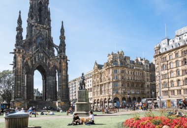 Edinburg, İngiltere - 23 Ağustos 2022: Viktorya evleriyle St. George Caddesi