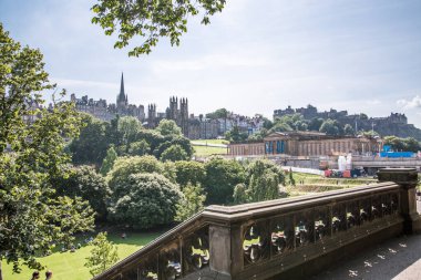 İskoçya, Edinburgh, İngiltere - 25 Ağustos 2022: Günbatımında Prenses Caddesi 'nden Edinburgh şehir merkezi manzarası