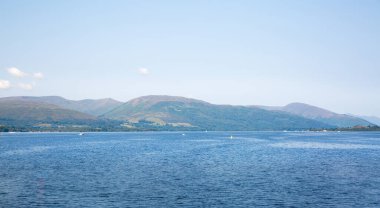 Lomond Gölü, İskoçya 'nın en güzel göllerinden biri. Dağlar ve güzel İskoç doğası