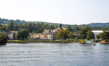 İskoçya, Loch Lomond Gölü - 25 Ağustos 2022: İskoçya 'nın en güzel göllerinden biri olan Lomond Gölü' ndeki Cameron Evi. Lüks odalar ve takım elbiseler.